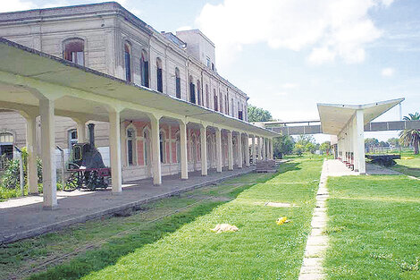 La estación La Plata de lo que fue el Tren Provincial, desactivada y sin uso desde hace años.