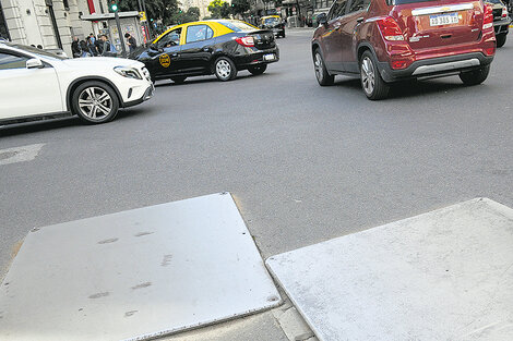 Los planchones aparecen sin previo aviso para conductores; los motoqueros son quienes más les temen.