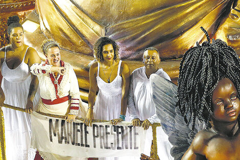 En Río, la familia de Marielle Franco desfiló en la última carroza de la escola do samba Unidos de Vila Isabel.