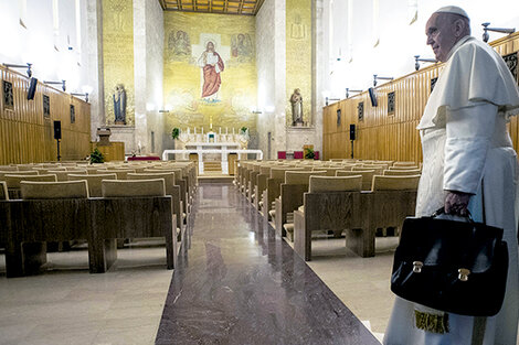 El Papa, valija en mano, tras volver al Vaticano de un retiro espiritual de cinco días de las afueras de Roma esta semana.