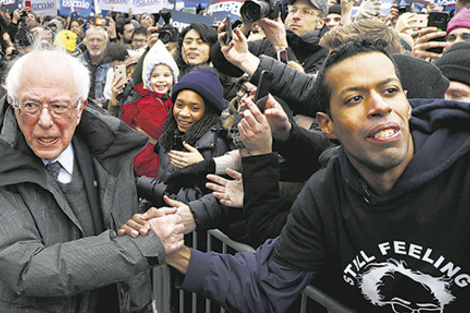 Sanders se da un baño de multitudes en Brooklyn College, Nueva York.