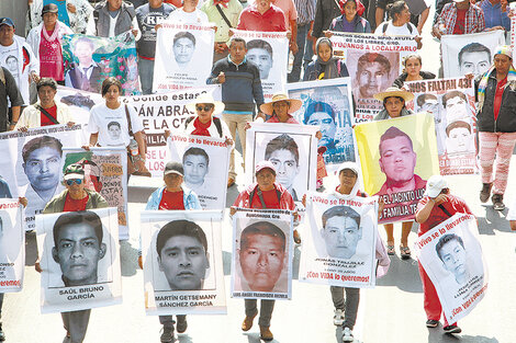 “¡Vivos se los llevaron, vivos los queremos!”, reclaman los familiares de los 43 normalistas.