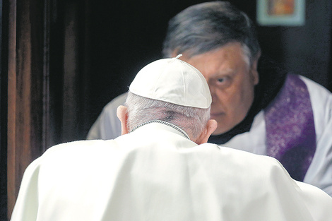 Francisco, de rodillas, se confiesa durante una misa por el tercer viernes de Cuaresma.