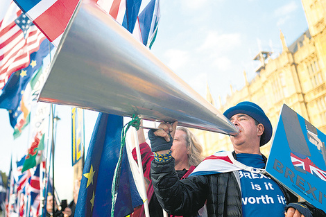 Manifestantes antibrexit protestan frente al Parlamento británico.