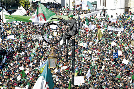 Cientos de miles de argelinos se manifiestan en contra del presidente en el centro de Argel.