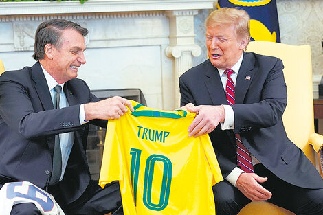 Bolsonaro le regala a Trump una camisteta del seleccionado brasileño con el nombre del mandatario de EE.UU. ayer en la Casa Blanca.