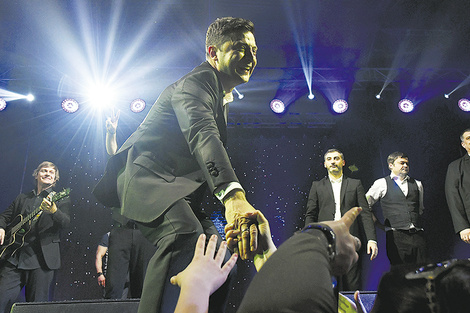 Zelensky saluda en un show con su grupo de comedia, cerca de Kiev.