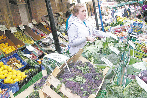 Gran parte de las verduras que se venden en Gran Bretaña se importan de Europa. Aquí, la feria de Stroud, en el sur de Inglaterra.