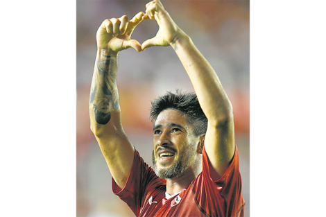 Pablo Pérez festeja su gol, el primero en Independiente.