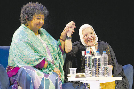 El público le cantó el Feliz Cumpleaños a Nora Cortiñas, quien el viernes cumplió 89 años.