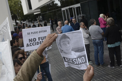 Algunos de los carteles levantados ayer en el ingreso al Centro de Justicia.