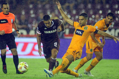 Caruzzo en el último partido que jugó para Central y en el que se lesionó. Hoy vuelve.