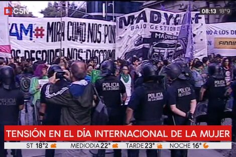 El 8M arrancó con empujones y amenazas policiales