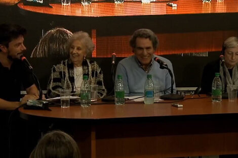 Butler (derecha), junto a Jozami, Carlotto y el presentador, Matías Cerezo.