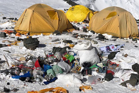 Nepal en campaña para recoger la basura del Everest