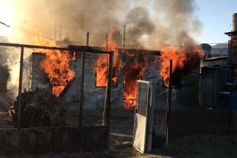 Los vecinos primero quemaron la casa de la familia de quien acusaron por la violación.