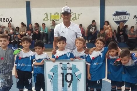 Matías Zaracho y la número 19 de la Selección que le regaló a Estrella del Sud.