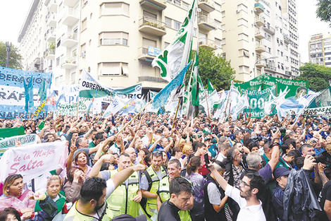 La marcha se detuvo frente al Congreso para entregar un proyecto en defensa de la industria nacional.