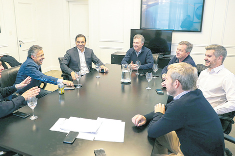 Macri junto a los gobernadores radicales Morales, Valdés y Cornejo, el año pasado.