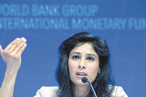 El informe presentado por Gita Gopinath, directora de Investigación del FMI, estimó una caída del PIB del 1,2 por ciento para Argentina.