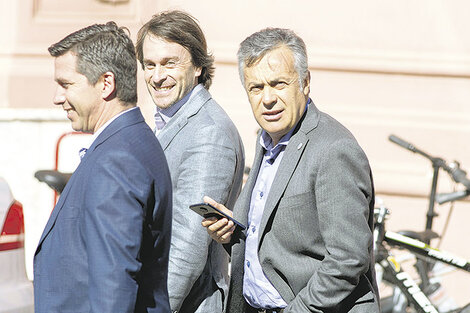 El presidente de la UCR y gobernador de Mendoza, Alfredo Cornejo, antes de ingresar a la Casa Rosada.