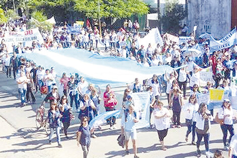 Hubo banderazos y movilizaciones docentes en toda la provincia.