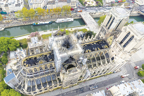 Una vista aérea de Notre Dame y sus alrededores que permite acercarse a ver cómo quedó.