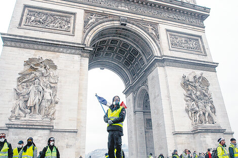 Protesta de chalecos amarillos en el Arco del Triunfo.