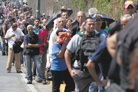 Gente esperando colectivos en largas filas ante la falta del servicio del metro de Caracas.