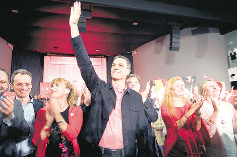 El presidente español Pedro Sánchez saluda en un acto en Castellón.