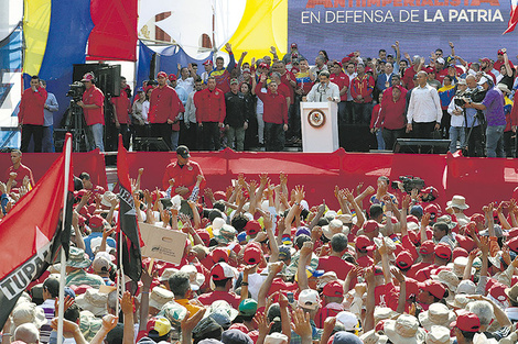 Maduro arenga a sus seguidores en un acto frente al Palacio de Miraflores.