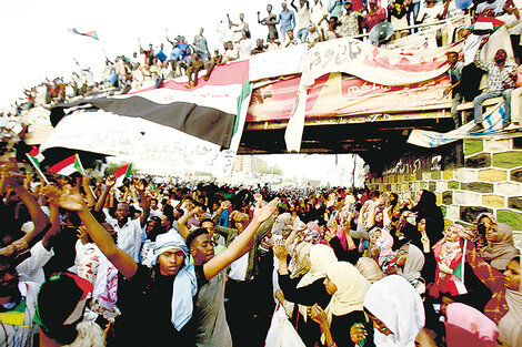 Manifestantes presionan horas antes de la caída del ministro de Defensa de Al Bashir.