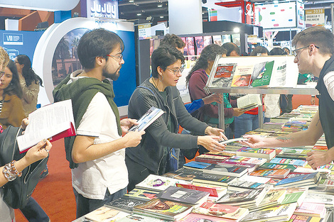 Los lectores que revuelven en los stands encuentran algunas buenas ofertas.