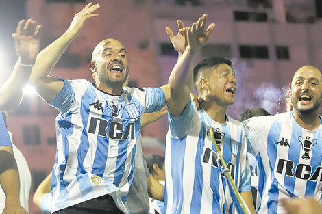 Lisandro “Licha” López a los gritos en el festejo con los hinchas en el Obelisco.