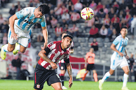 El salto de Cristaldo para superar a Mura y marcar de cabeza el único gol de Racing.