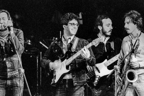 Darnauchans, Carlos Da Silvera, Andrés Recagno y Gregorio Bregstein, durante el festejo del Frente Amplio en el Estadio Centenario, 1984. (Fuente: Rodolfo Fuentes)