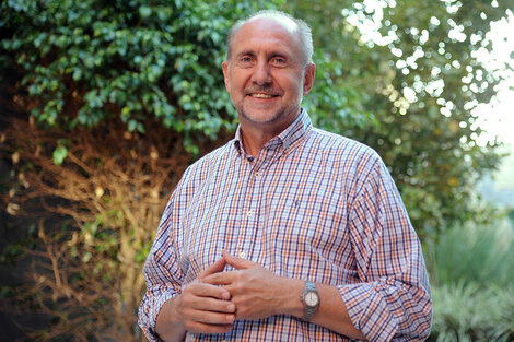 "Si ganamos, vamos a gobernar descentralizadamente, cerca de la gente, con cada intendente", dice Perotti.