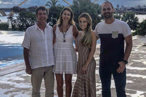 El embajador de Macri y el hijo de Bolsonaro, con sus parejas.