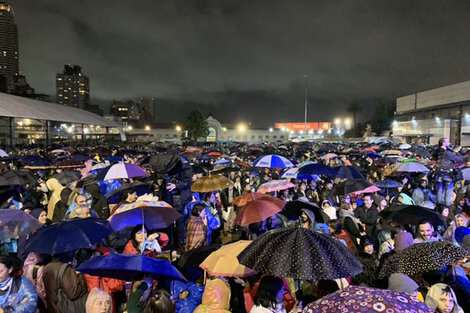 La gente que aguarda por la presentación de CFK pese al mal tiempo.