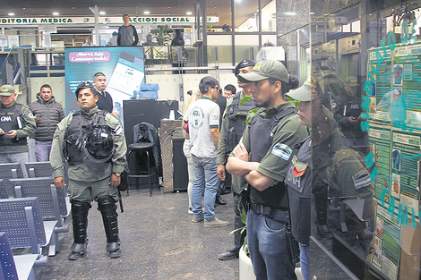 La sede de Camioneros, en Constitución, copada por uniformados.