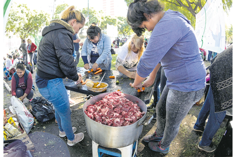 El Frente Sindical organizó 300 ollas populares distribuidas en varias provincias.