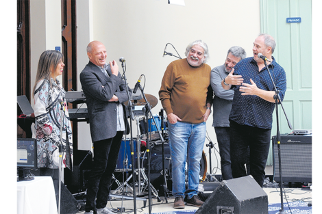 Los oradores: Nora Veiras, Hugo Soriani, Horacio Vargas, Víctor Santa María y Pablo Feldman.