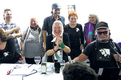 Cortiñas disfrutó de la presentación junto a León Gieco, Cecilia Rossetto y Leonor Manso, entre otros.