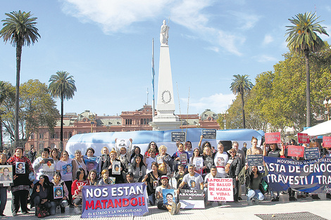 Los familiares reunidos en la Plaza de Mayo.