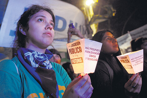 Una marcha de antorchas llegó a Plaza de Mayo en protesta contra el ajuste a las universidades.
