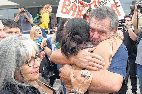 El padre de Paula, Alberto Perassi, se abraza desconsolado al final del juicio.