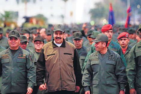 Maduro en Fuerte Tiuna, Caracas, rodeado de militares, durante un acto militar.