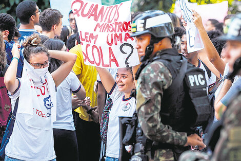 Contra los recortes de Bolsonaro en Educación | Estudiantes y profesores hicieron un llamado a una huelga general para el 15 de mayo | Página12