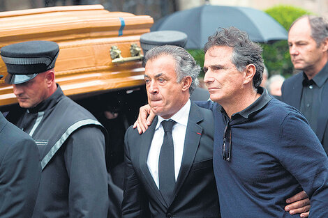 Alesi y Piquet, abrazados al lado del féretro de Lauda.