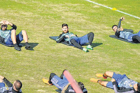 Agüero, Messi y Di María se entrenan. Los tres más históricos del plantel.